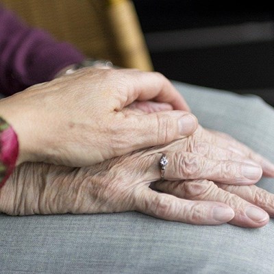 ¿Es buena la fisioterapia para personas que padecen de Alzheimer?